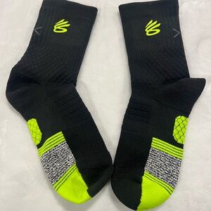 UNDER ARMOUR CURRY PLAYMAKER BLACK SIZE 7-8.5 MID CREW SOCKS